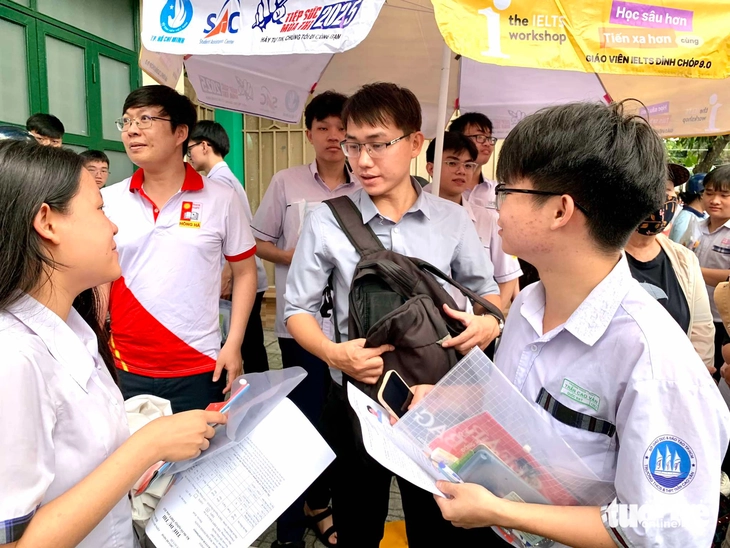 Thầy cô túc trực tại điểm thi tốt nghiệp THPT 'tiếp sức' học trò - Ảnh 1.