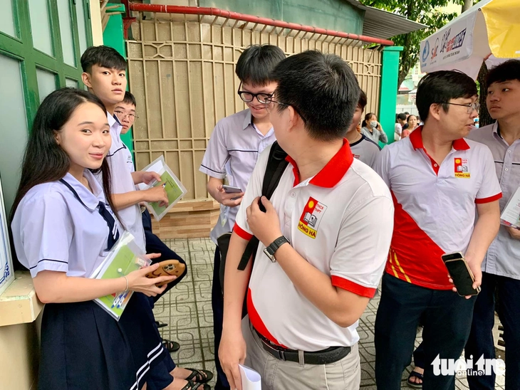 Thầy cô túc trực tại điểm thi tốt nghiệp THPT 'tiếp sức' học trò - Ảnh 2.