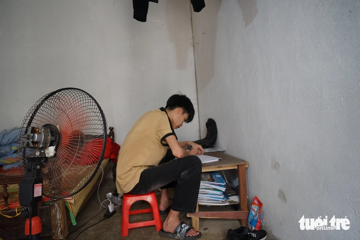 Bữa cơm 5.000 đồng trong xóm trọ của thí sinh vùng cao - Ảnh 1.
