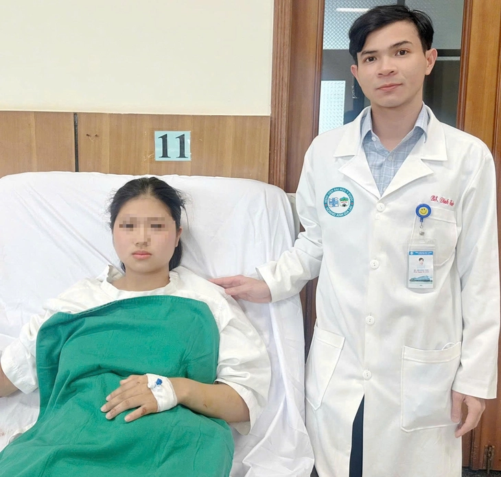 Phẫu thuật cấp cứu giúp nữ sinh ngã xe gãy chân kịp dự kỳ thi tốt nghiệp THPT - Ảnh 1.