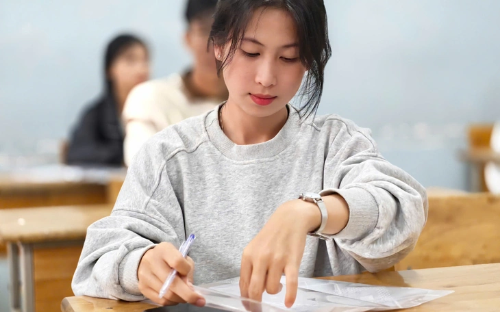 Sáng nay sĩ tử thi môn văn kỳ thi tốt nghiệp THPT 2025 - Ảnh 5.