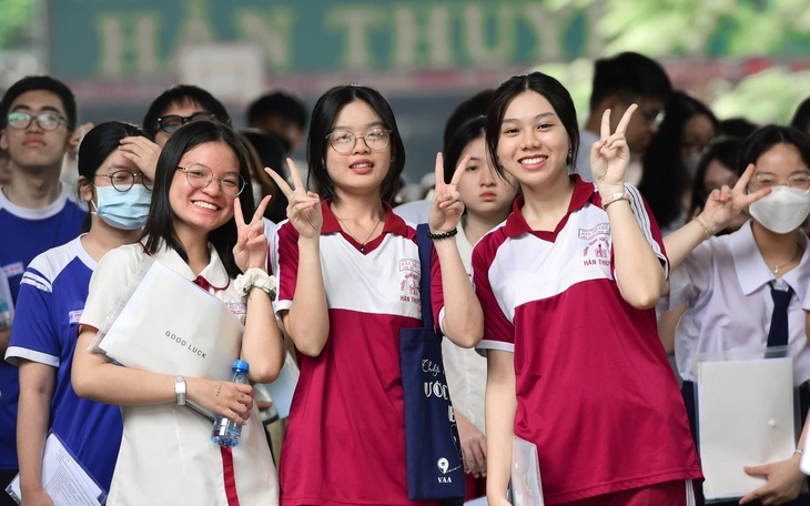 Giáo viên túc trực tại điểm thi tốt nghiệp THPT tiếp sức thí sinh - Ảnh 3.
