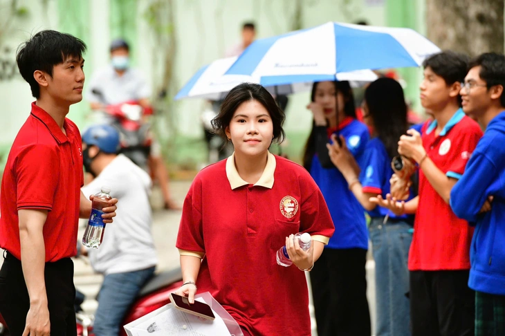 Chiều nay làm thủ tục dự thi tốt nghiệp THPT 2025, thí sinh lưu ý gì? - Ảnh 1. thi tốt nghiệp THPT - Ảnh 1.