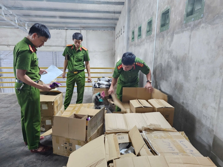 Mỹ phẩm không rõ nguồn gốc thu giữ tính theo đơn vị tấn - Ảnh 3.