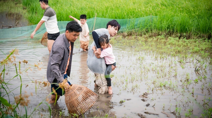 Bố ơi mình đi đâu thế?: Cả nước biết hết chuyện nhà qua lời con trẻ - Ảnh 2. Bố ơi mình đi đâu thế - Ảnh 2.
