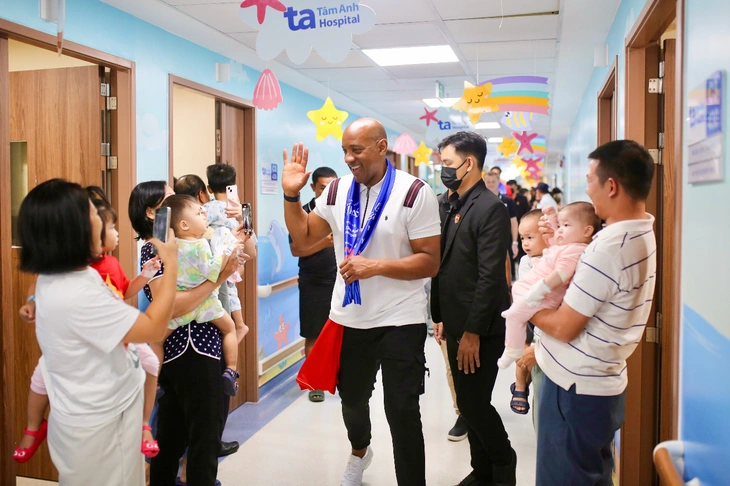 Cựu danh thủ 'Man đỏ' ấn tượng với Bệnh viện Tâm Anh - Ảnh 3.