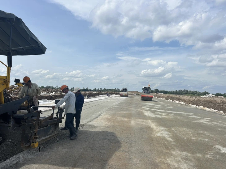 Tuyến cao tốc dài hơn 110 km ở miền Tây sẽ hoàn thành trước ngày 19-12 - Ảnh 3.