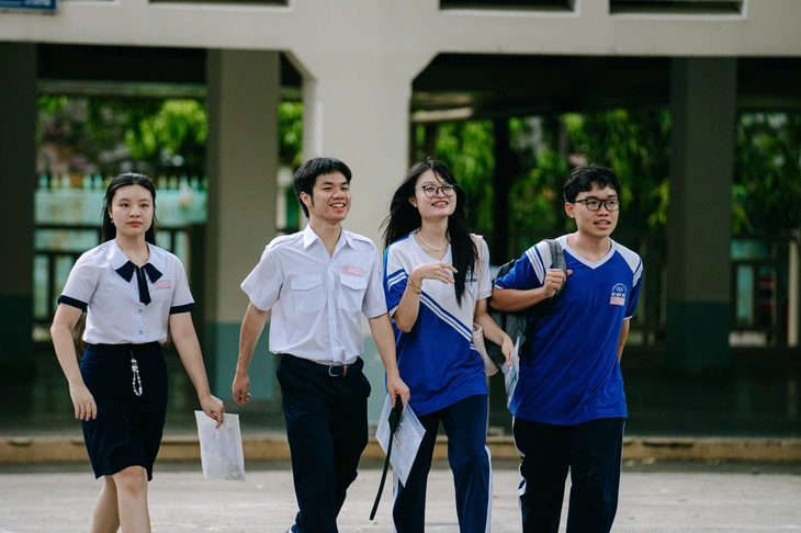 Hướng dẫn điền phiếu làm bài thi trắc nghiệm tốt nghiệp THPT 2025 - Ảnh 1.
