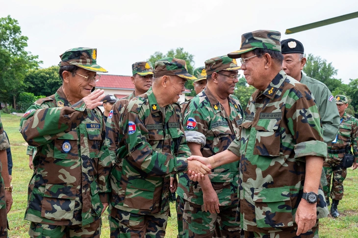 Thủ tướng Thái Lan và ông Hun Sen cùng thăm biên giới - Ảnh 3. Thái Lan - Ảnh 3.
