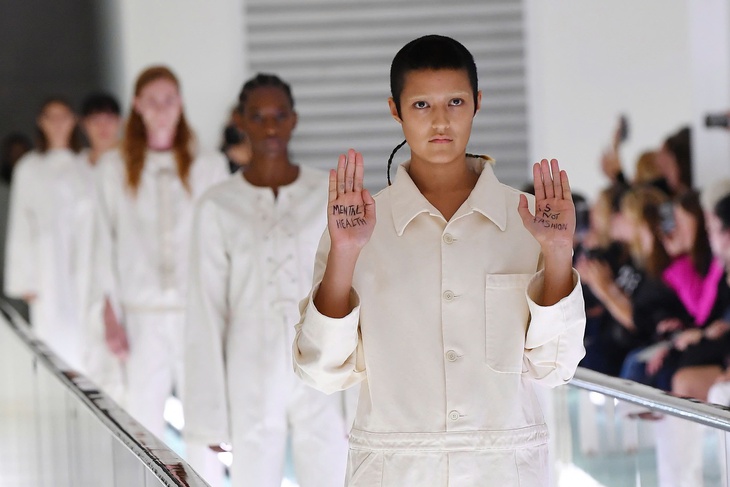Biểu tình trên sàn catwalk: Sự phản kháng cần thiết hay chiêu trò giật 'spotlight'? - Ảnh 2.