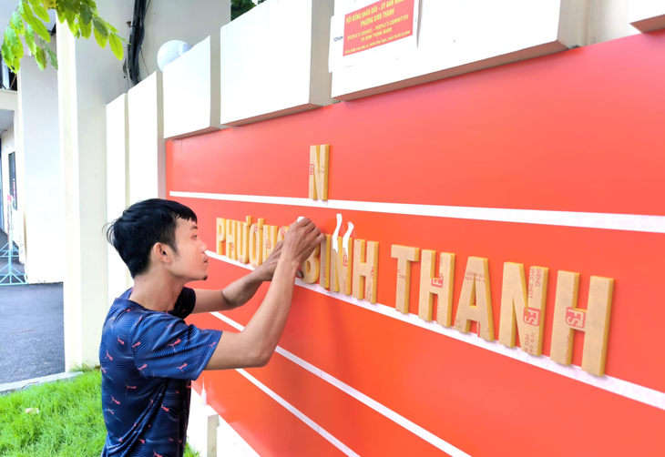 Phường Bình Thạnh mới bắt đầu gắn bảng tên - Ảnh 1.