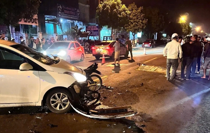 Xe máy va chạm ô tô trên quốc lộ 14, 2 học sinh thiệt mạng - Ảnh 1.
