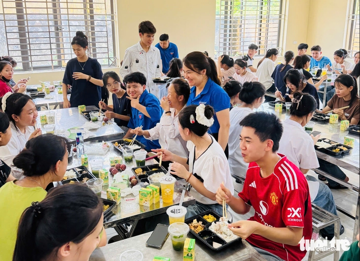 Cơm ngon, canh ngọt miễn phí chờ sĩ tử sau môn đầu tiên - Ảnh 1. Cơm ngon, canh ngọt miễn phí chờ sĩ tử sau buổi thi - Ảnh 6.
