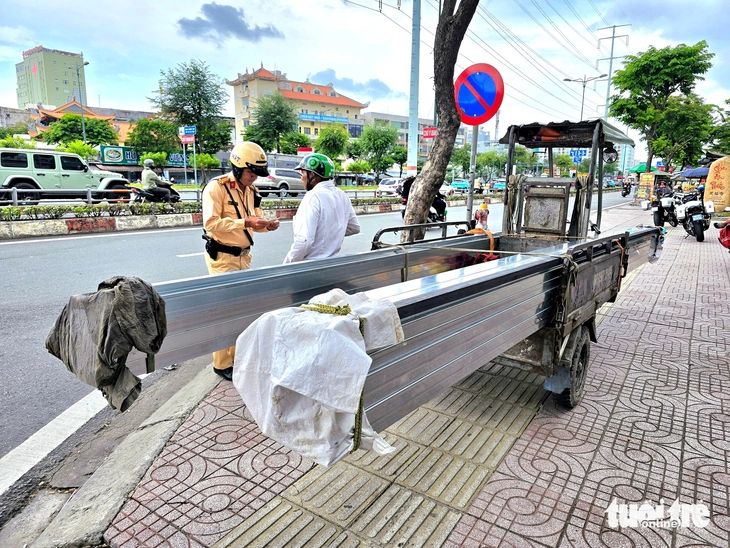 Cảnh sát giao thông TP.HCM xử lý xe ba gác, xe lôi tự chế chở sắt thép dài ngoằng - Ảnh 1.