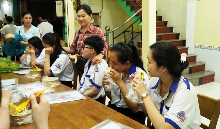 Cơm ngon, canh ngọt miễn phí chờ sĩ tử sau môn đầu tiên - Ảnh 5. tốt nghiệp - Ảnh 5.