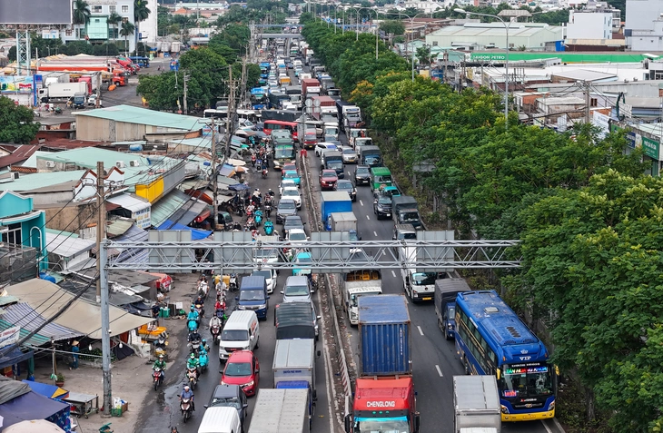 Ùn tắc giao thông ở TP.HCM: Phải dừng từ 30 phút, dài 200m mới tính? - Ảnh 1.