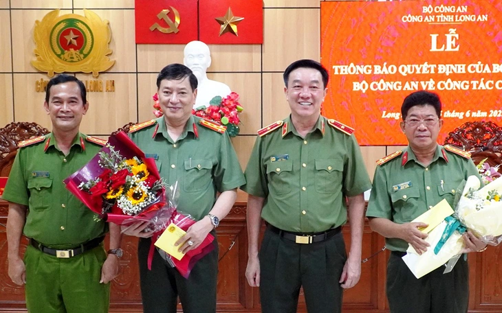 Thiếu tướng Lâm Minh Hồng - giám đốc Công an tỉnh Long An nhận quyết định chờ hưu - Ảnh 3.