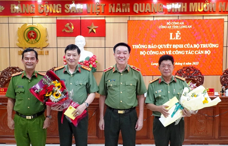 Hai phó giám đốc Công an Long An nhận nhiệm vụ phó cục trưởng thuộc Bộ Công an - Ảnh 1.
