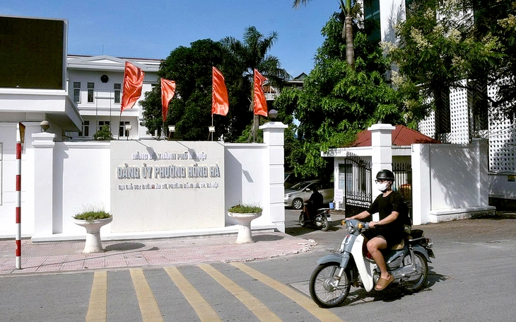 Các phường ở Hà Nội gắn biển tên, tân trang trụ sở để chuẩn bị về 'nhà' mới - Ảnh 1.