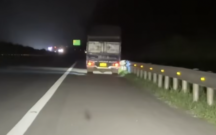 6 trẻ em ngồi trên thùng xe bán tải đi trên đại lộ Thăng Long - Ảnh 2.