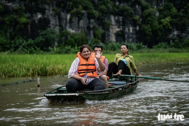 Cán bộ ở phường Nam Định, Phủ Lý được đưa đón về trung tâm Ninh Bình làm việc - Ảnh 1.