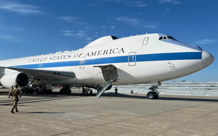 Máy bay ‘ngày tận thế’ bất ngờ hạ cánh tại Los Angeles - Ảnh 2.