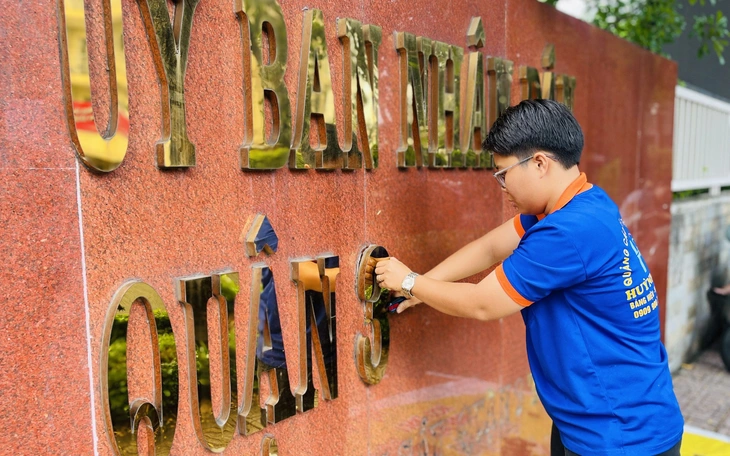 Phường Bình Thạnh mới bắt đầu gắn bảng tên - Ảnh 2.