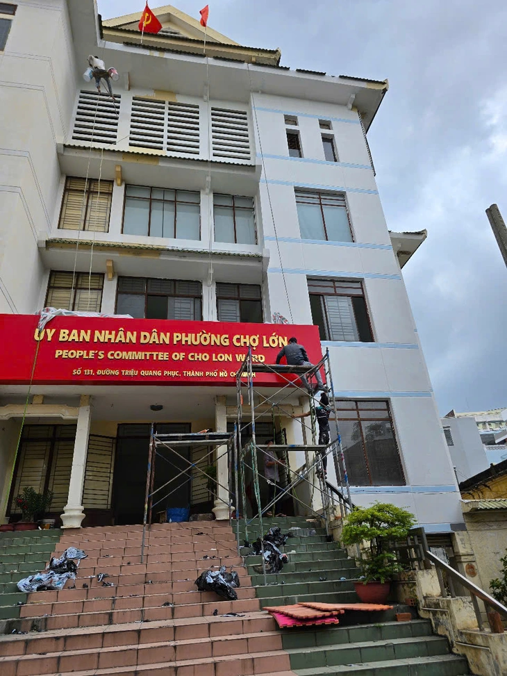 Phường Chợ Lớn mới đã gắn bảng tên trụ sở mới - Ảnh 2.