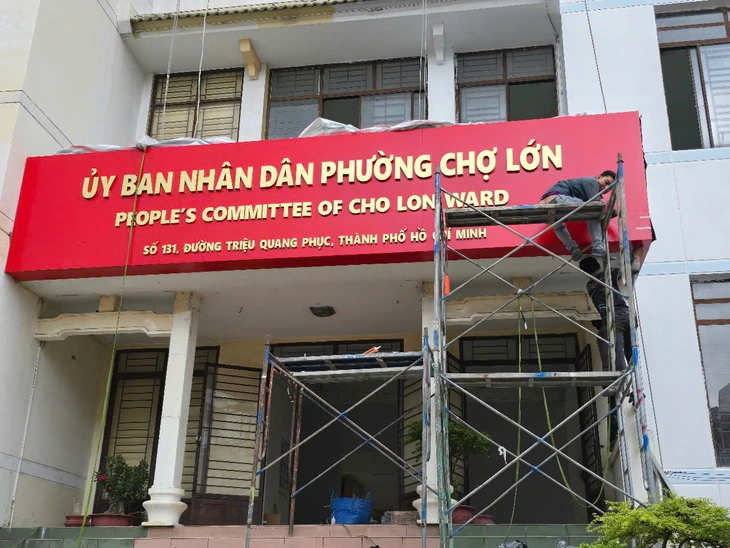 Phường Chợ Lớn mới đã gắn bảng tên trụ sở mới - Ảnh 1.