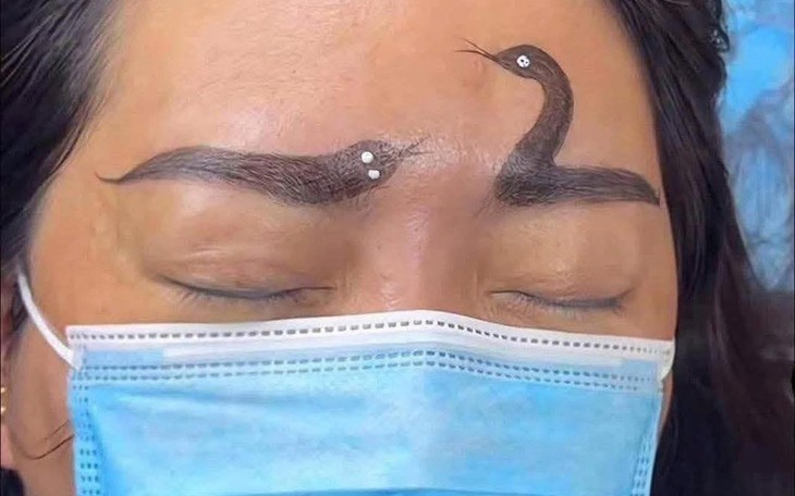 Một cựu giám đốc bị vợ tố ngoại tình với 200 'em gái mưa' - Ảnh 4.