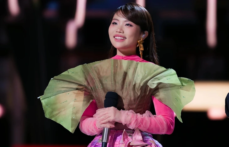 Phương Mỹ Chi khoe nốt cao chót vót với Bóng phù hoa ở tứ kết Sing! Asia - Ảnh 1.