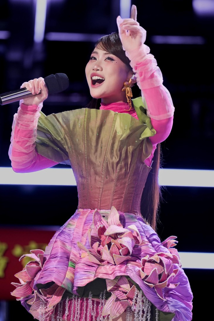 Phương Mỹ Chi khoe nốt cao chót vót với Bóng phù hoa ở tứ kết Sing! Asia - Ảnh 4.