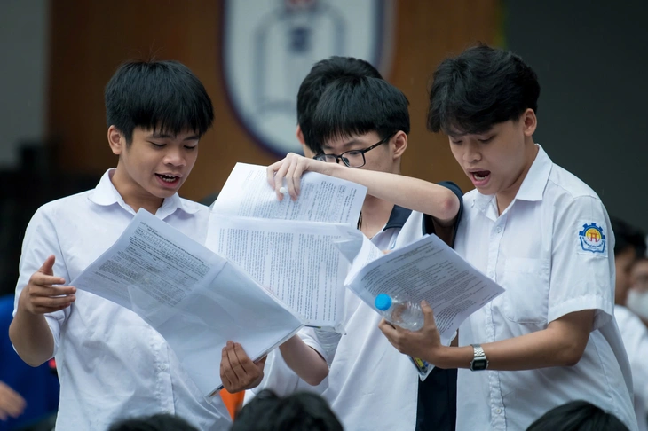 Thí sinh thở phào sau giờ thi môn tự chọn - Ảnh 1. môn tự chọn - Ảnh 1.