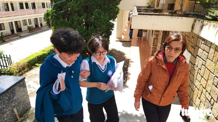 Hai thí sinh Đà Lạt bị tai nạn giao thông ngay trước giờ thi: 'Em làm bài được 7,5 điểm!' - Ảnh 2.
