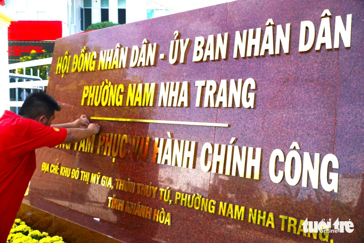 Các phường mới ở Nha Trang bắt đầu gắn bảng tên trụ sở mới - Ảnh 1. Nha Trang - Ảnh 1.