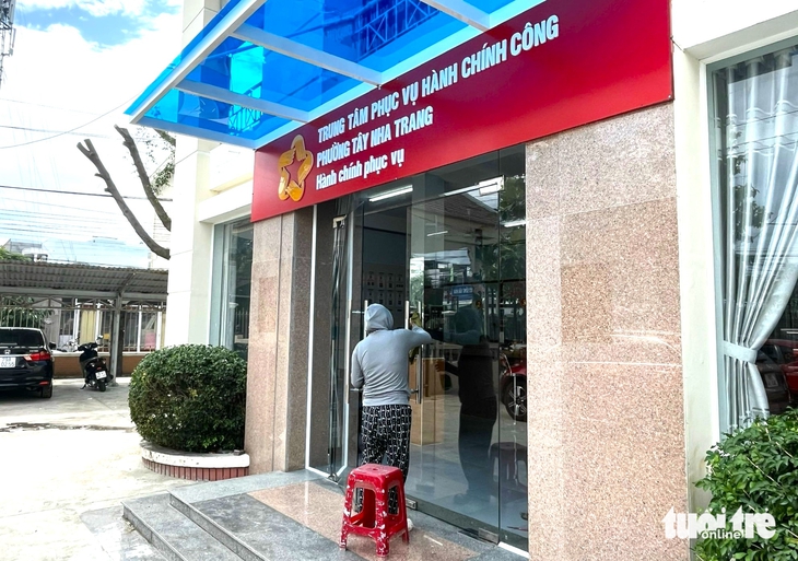 Các phường mới ở Nha Trang bắt đầu gắn bảng tên trụ sở mới - Ảnh 3. Nha Trang - Ảnh 3.