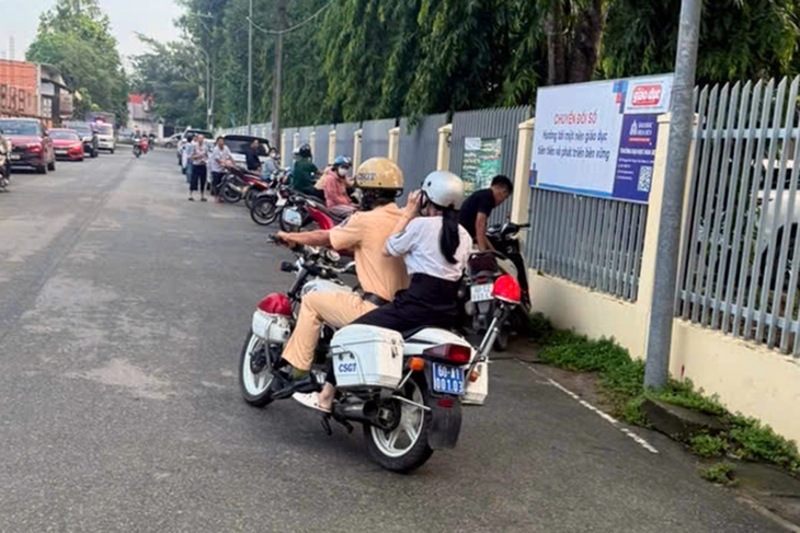Cảnh sát giao thông chở thí sinh mang trả thẻ dự thi cầm nhầm của bạn - Ảnh 1.