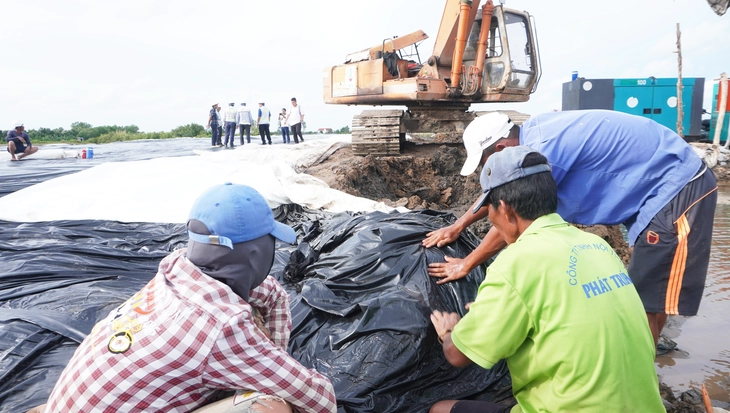 Đưa công nghệ hút chân không vào làm cao tốc Cần Thơ - Cà Mau cả ngày lẫn đêm - Ảnh 2.