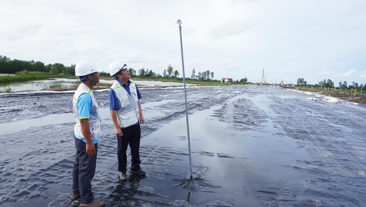 Đưa công nghệ hút chân không vào làm cao tốc Cần Thơ - Cà Mau cả ngày lẫn đêm - Ảnh 3.