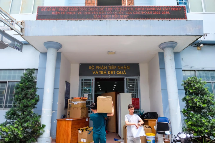 Quận 11 bắt đầu gắn biển tên cho trụ sở phường mới - Ảnh 2.