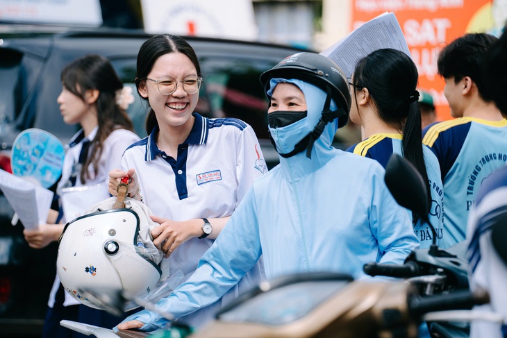 Hư xe giữa đường đi thi tốt nghiệp THPT, thí sinh nhanh trí xin thi ở điểm thi gần nhất - Ảnh 1. Hư xe giữa đường đi thi tốt nghiệp THPT, thí sinh nhanh trí xin thi ở điểm thi gần nhất - Ảnh 1.