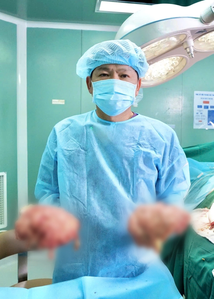Nữ bệnh nhân mắc bệnh hiếm, hai vùng đùi bên ngoài như hai quả bóng - Ảnh 1.