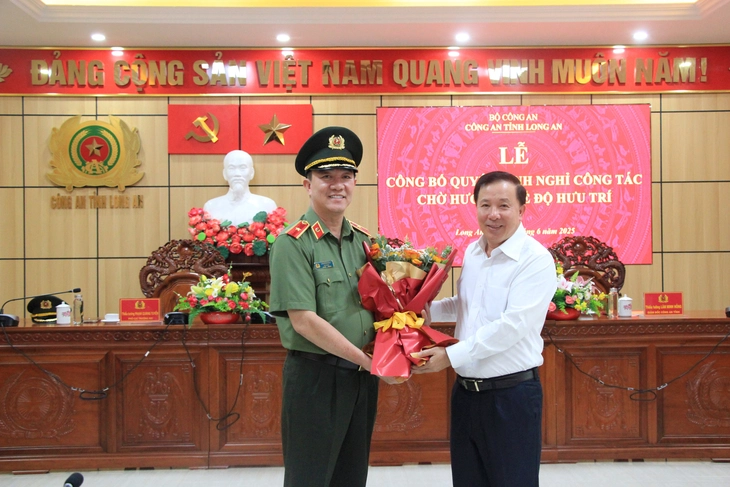 Thiếu tướng Lâm Minh Hồng - giám đốc Công an tỉnh Long An nhận quyết định chờ hưu - Ảnh 1.
