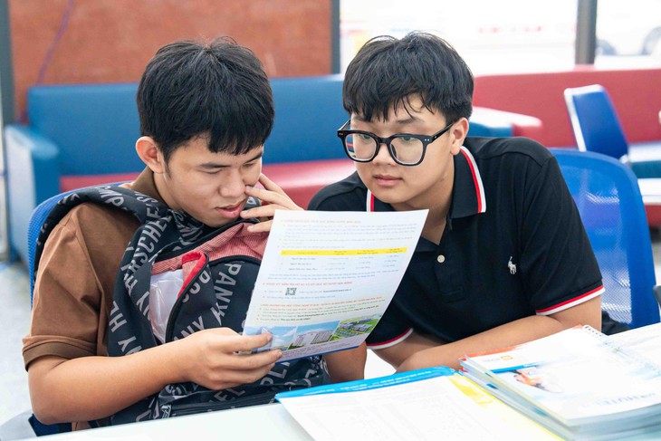 Nhiều thí sinh đến HUTECH đăng ký học bổng 25% - Ảnh 1.
