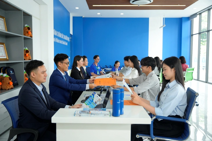 Trường đại học Văn Hiến tiếp sức thí sinh vào đại học - Ảnh 1.