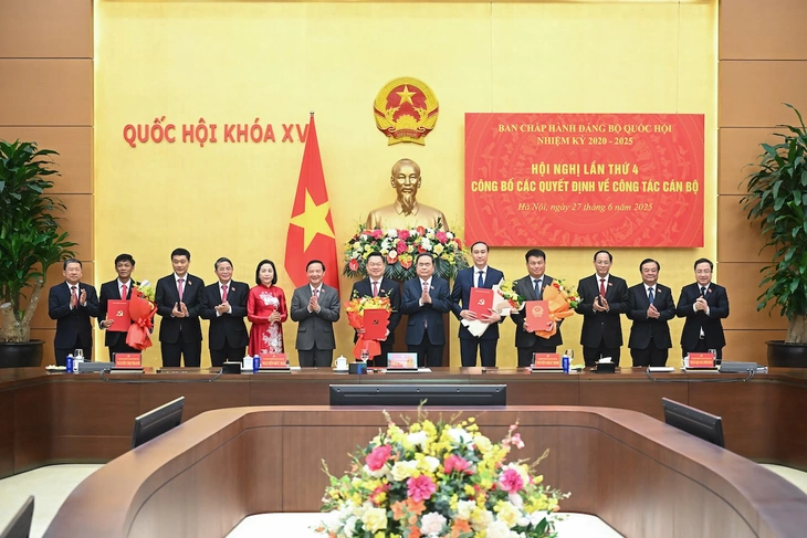 Chủ tịch Quốc hội Trần Thanh Mẫn trao các quyết định về nhân sự mới - Ảnh 1.
