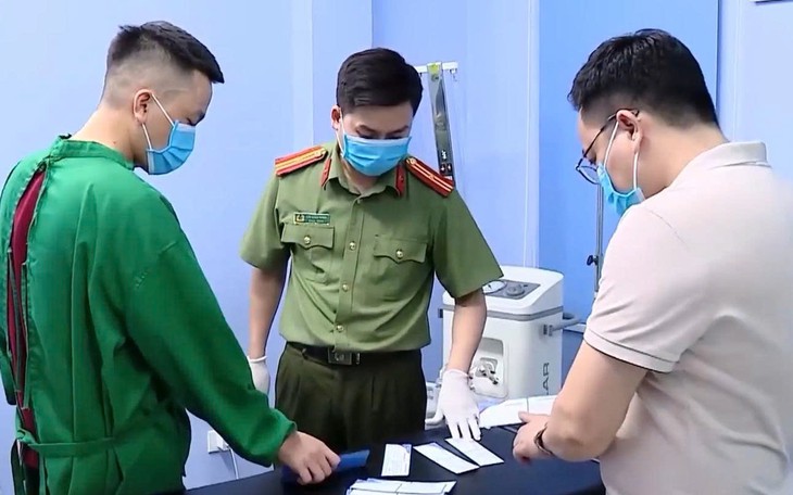 Khởi tố 15 người của 3 cơ sở thẩm mỹ cho nhân viên giả 'bác sĩ, chuyên gia' lừa khách hàng - Ảnh 2.