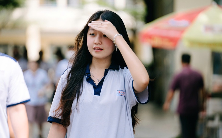 Giáo viên nhận xét đề thi môn tự chọn: Tiếng Anh phân hóa cao, đề 'môn mới' vừa sức - Ảnh 3.