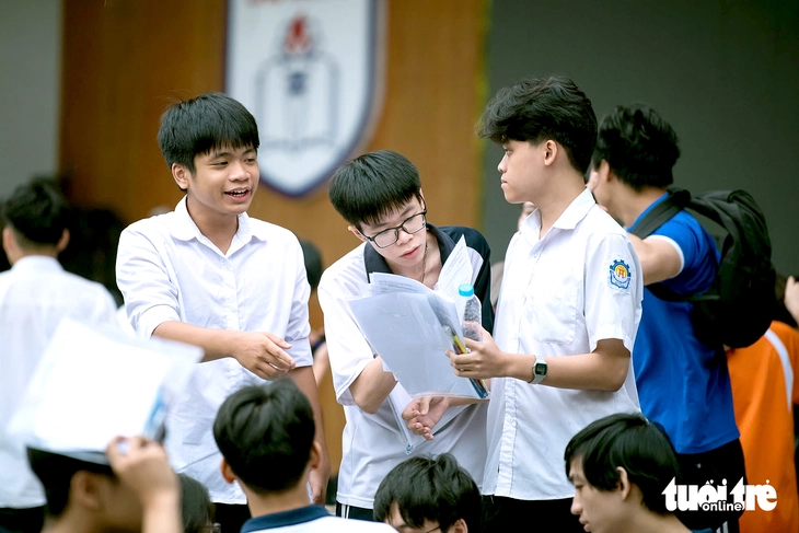 Bài giải môn vật lý thi tốt nghiệp THPT 2025 - Ảnh 1.