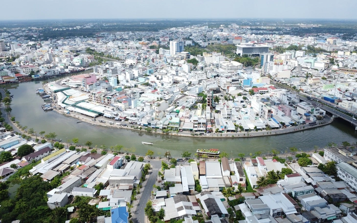 Xã, thị trấn mới thì cán bộ phải thân thiện, tận tâm hơn với dân - Ảnh 2.